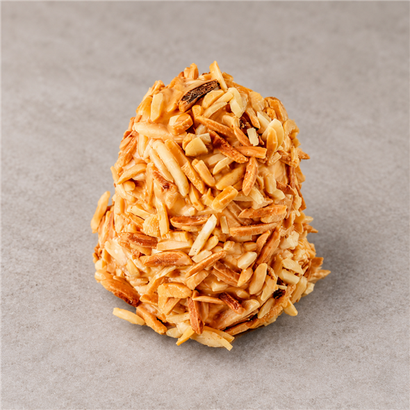 Flødebolle med karamel og mandler
