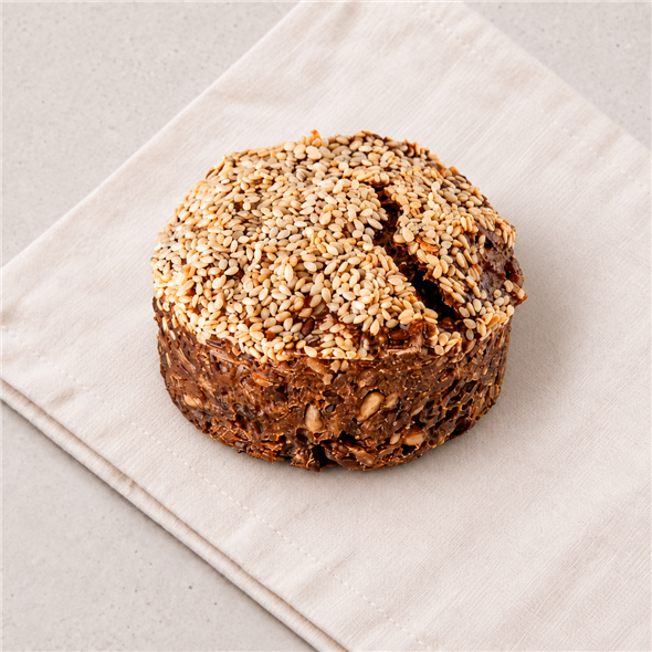 Rugbrødsbolle m. sesam
